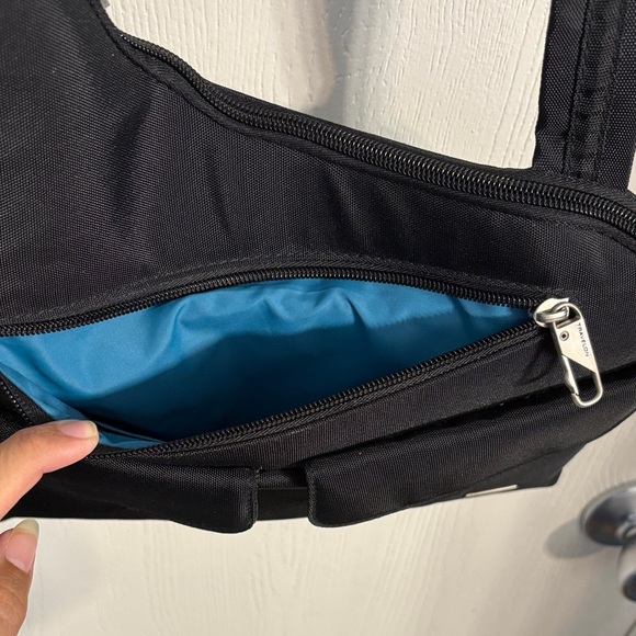 Travelon Anti-theft Classic Black Crossbody Bag - Picture 12 of 15
